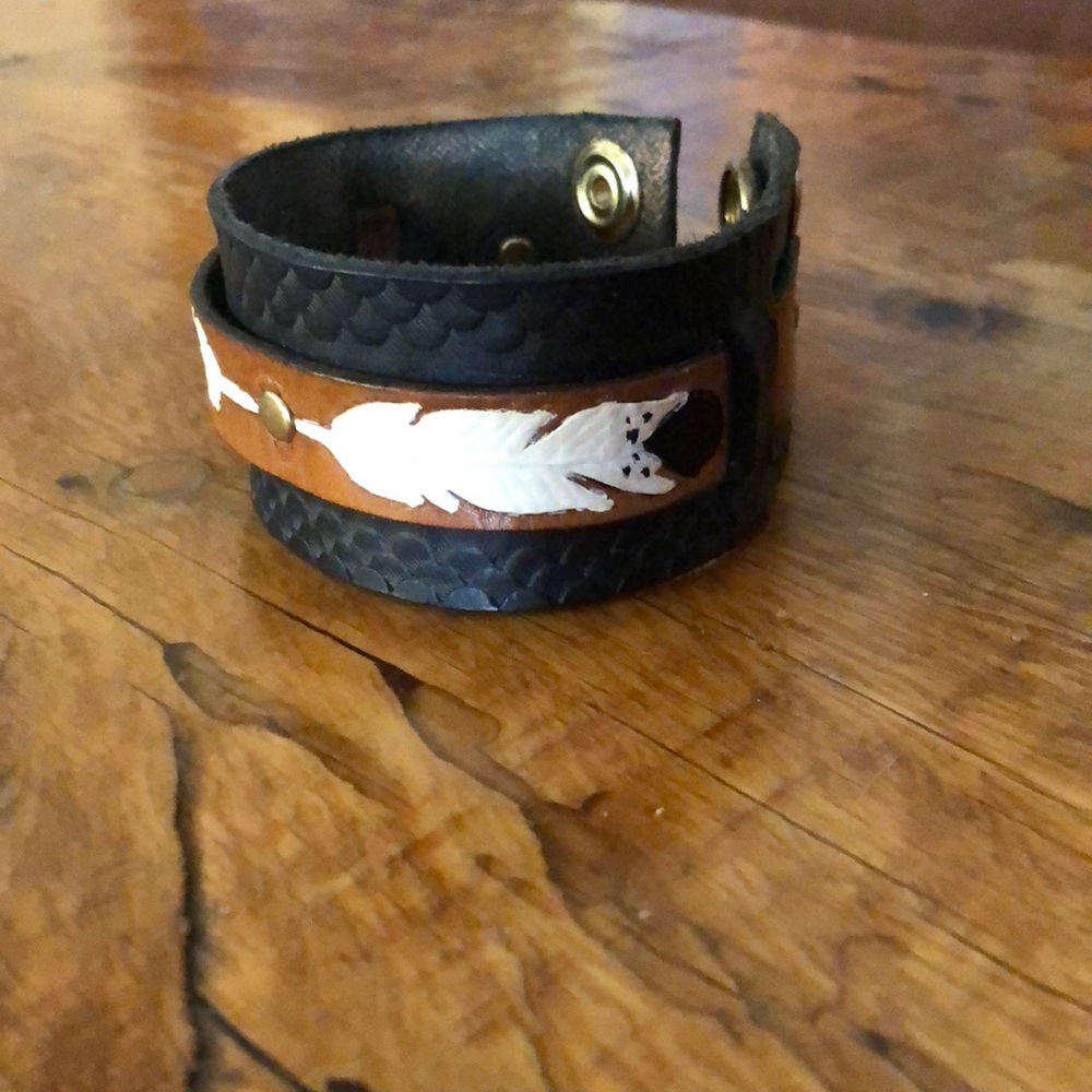 Native theme leather wristband